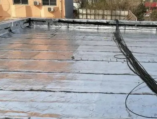 娄底市卫生间漏水维修公司分享下娄底市屋面楼顶防水刚性防水层施工要点。